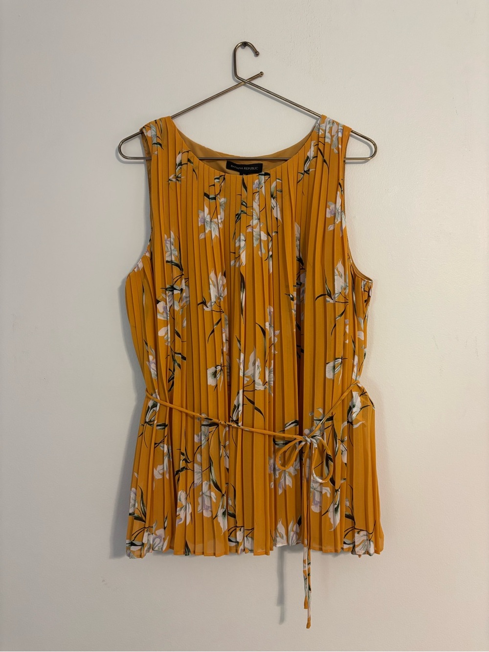 Banana Republic Pleated Floral Sleeveless Top - Medium - NWT